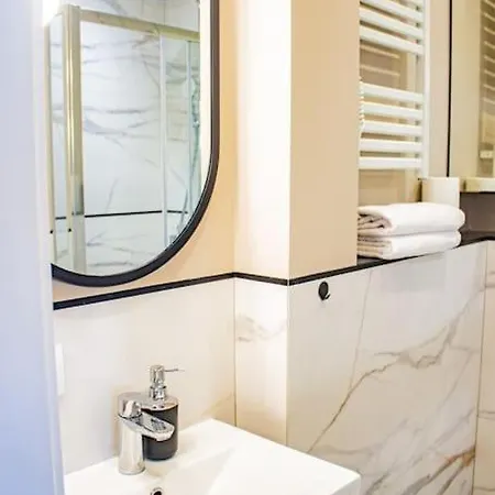 With Balcony And Views, Old Town, Metro Apartment
