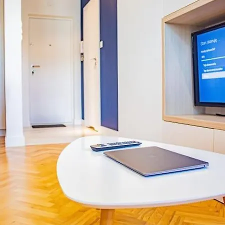 Apartment With Balcony And Views, Old Town, Metro