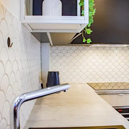 Apartment With Balcony And Views, Old Town, Metro *