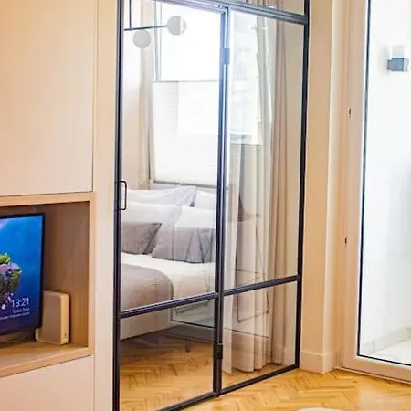 Apartment With Balcony And Views, Old Town, Metro Warsaw