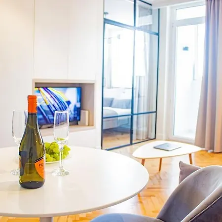 With Balcony And Views, Old Town, Metro Apartment