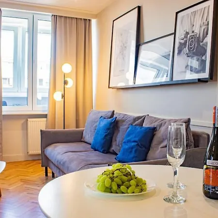 With Balcony And Views, Old Town, Metro Apartment *