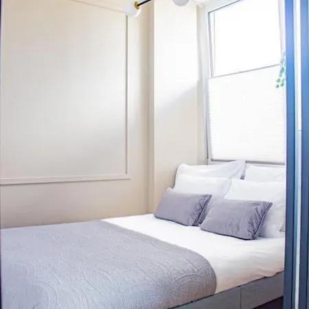 Apartment With Balcony And Views, Old Town, Metro