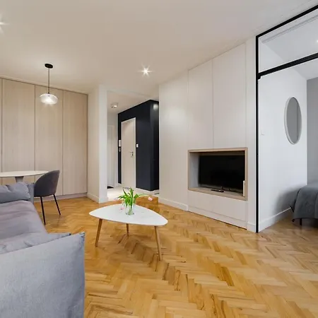 With Balcony And Views, Old Town, Metro Apartment *