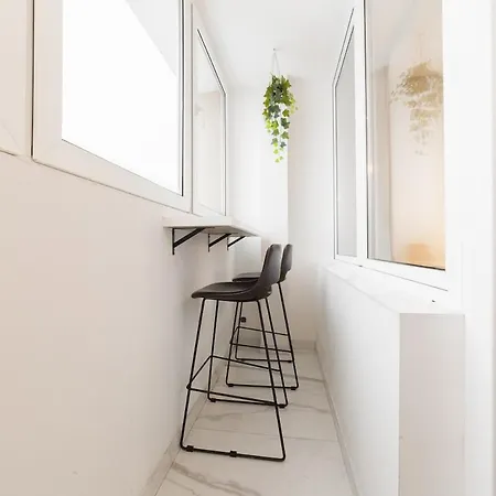 With Balcony And Views, Old Town, Metro *