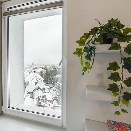 With Balcony And Views, Old Town, Metro Apartment