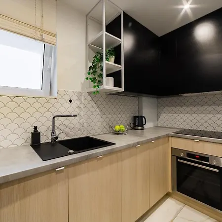 With Balcony And Views, Old Town, Metro Апартаменты *